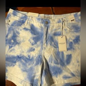 Judy Blue NWT Tye Dye Womens 1XL Midrise Shorts. Colorful and Comfy Fashion